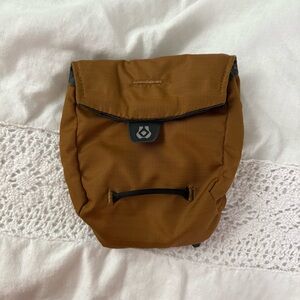 Gentle Wuff Dog Training Treat Bag Quick Reward no straps brown tan